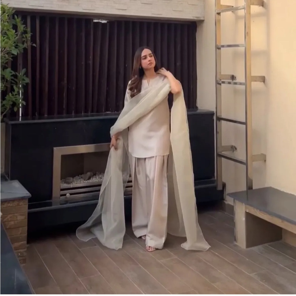 Stylish  3pc farshi shalwar kameez in pestals all
Sizes available